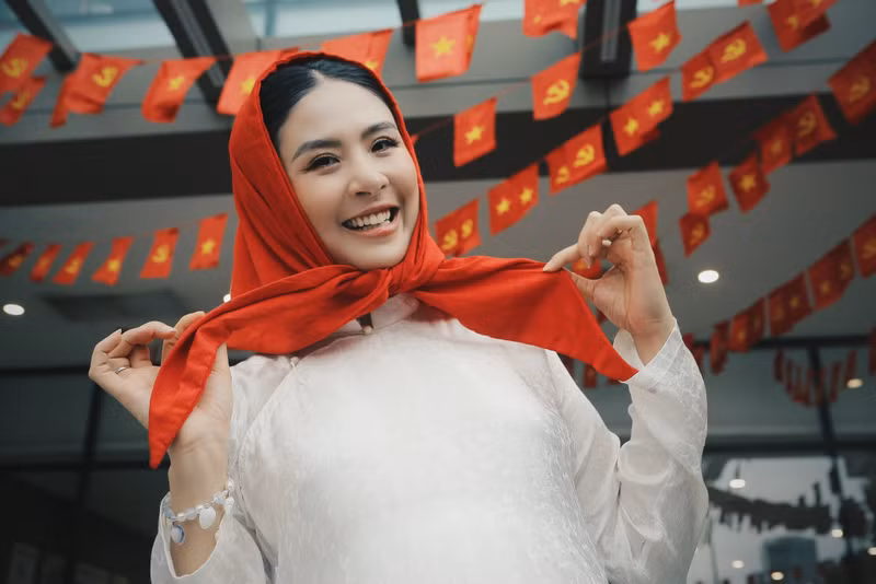 Áo dài Ngọc Hân mặc trong bộ ảnh cũng do chính cô thiết kế – một nét riêng mang dấu ấn sâu đậm của cô với tình yêu áo dài và những giá trị văn hóa truyền thống Việt Nam. ngoc-han-7.jpg