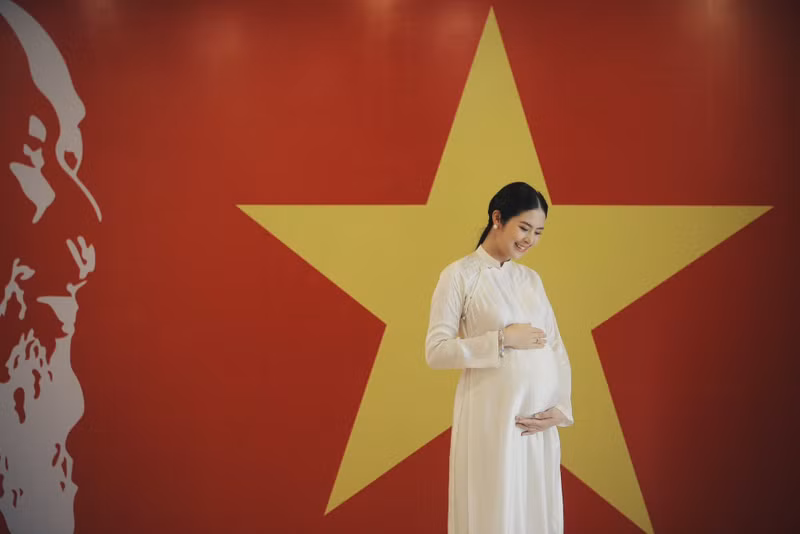 Trong loạt ảnh mới, nàng hậu xuất hiện với gương mặt tràn đầy hạnh phúc, khoác trên mình tà áo dài truyền thống tinh khôi kết hợp cùng hình ảnh cờ đỏ sao vàng – biểu tượng thiêng liêng của Tổ quốc. ngoc-han-2.jpg