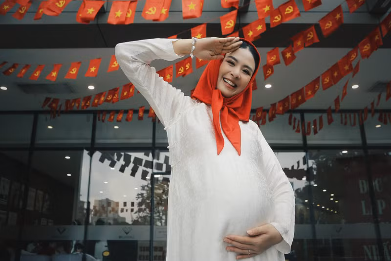 Nàng hậu rạng rỡ giữa bối cảnh cờ đỏ rợp trời... ngoc-han-4.jpg