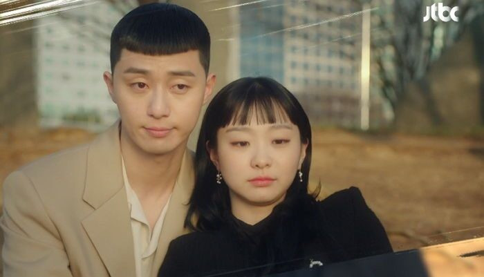 Tầng lớp Itaewon kể về một cựu tù nhân quyết tâm mở một quán bar ở khu Itaewon, đấu tranh chống lại nạn tham nhũng và định kiến trong doanh nghiệp để xây dựng câu chuyện thành công của riêng mình. phim-2.jpg