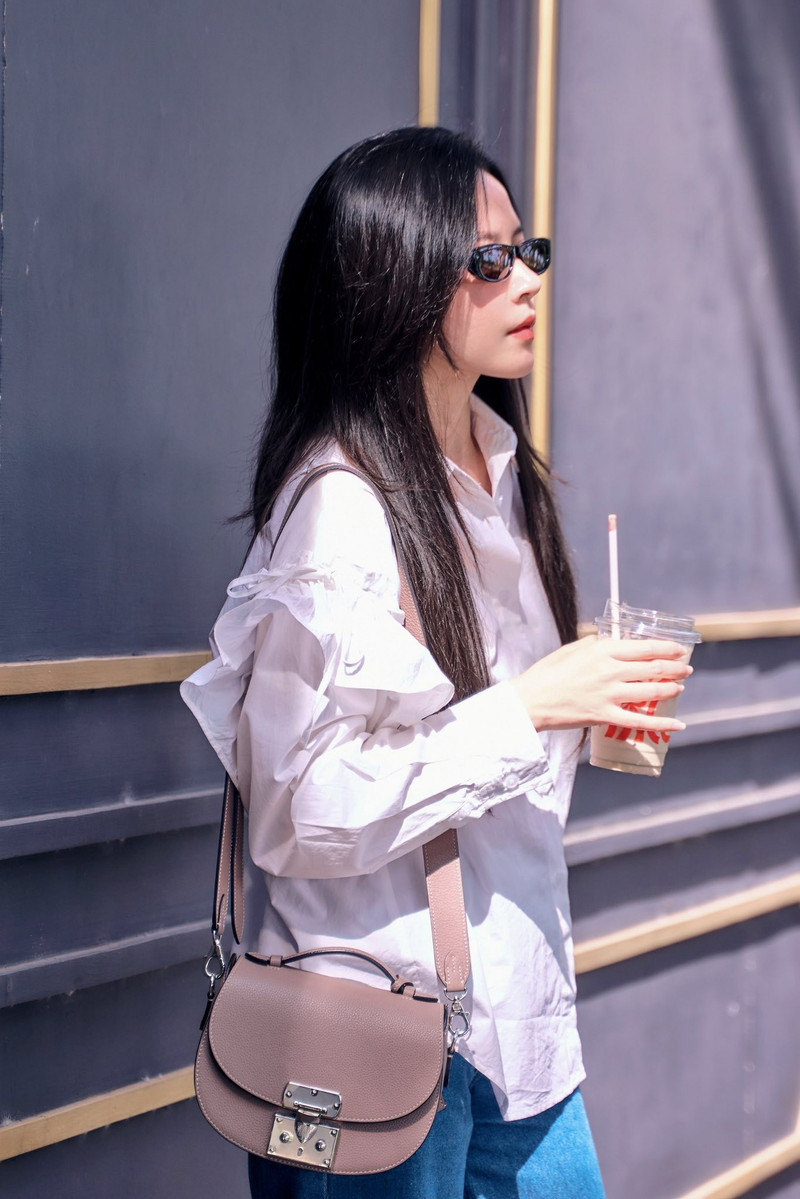 Với cách phối đồ thông minh, cô cho thấy rằng vẻ đẹp tươi trẻ không chỉ dành cho tuổi đôi mươi. midu-8.jpg