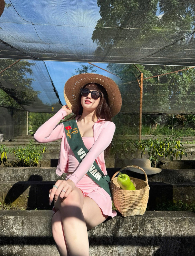 Cô là sinh viên trường Đại học Thương mại Hà Nội, sở hữu thành tích IELTS 7.0, từng giành giải Nhì cuộc thi hùng biện tiếng Anh và hội thi Học sinh Thanh lịch do trường cấp 3 tổ chức. trinh-my-anh-10.jpg