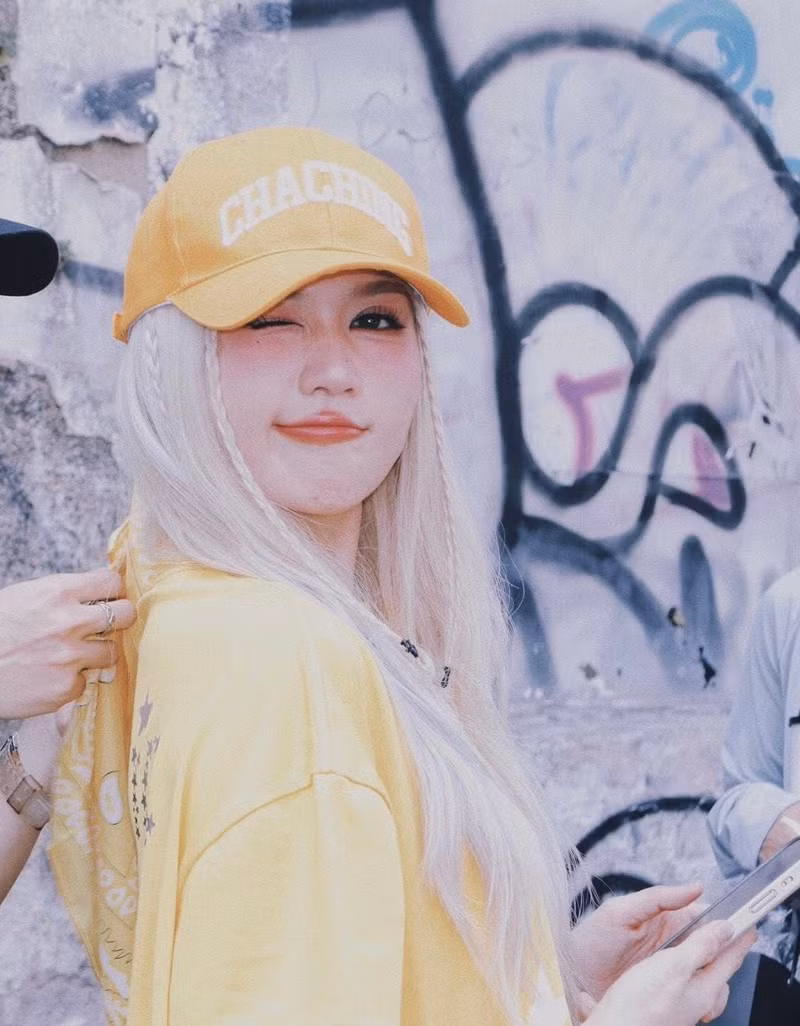 Mái tóc nhuộm bạch kim khiến gương mặt cô trông càng trở nên khác biệt rõ rệt so với hình ảnh thường thấy trước đây. ngoc-trinh-5.jpg