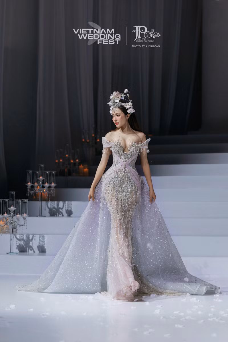 Bên cạnh đó, phần trình diễn của hoa hậu sinh năm 2003 cũng nhận được phản hồi tích cực với những bước catwalk vững vàng, thần thái ngọt ngào thành công truyền tải phong cách cổ tích của bộ sưu tập. kieu-duy-dien-first-face-show-joli-poli-3.jpg