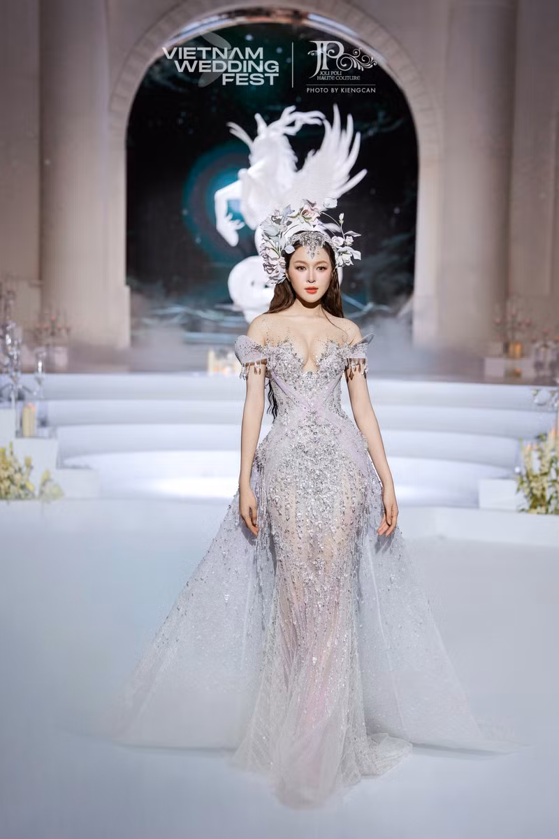 Nhan sắc thăng hạng của Hoa hậu Kiều Duy sau 6 tháng đăng quang cũng được chú ý khi cô là đại diện tiếp nối của Việt Nam tại Miss International sau thành công của Hoa hậu Thanh Thủy. kieu-duy-dien-first-face-show-joli-poli-2.jpg