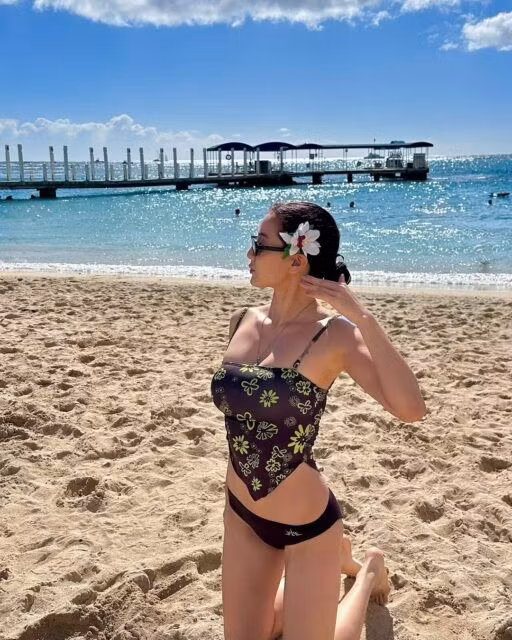 Jihyo (TWICE) chính là hình mẫu của một nàng công chúa mùa hè với bộ đồ bơi hai mảnh và những phụ kiện dễ thương. bikini-2.jpg