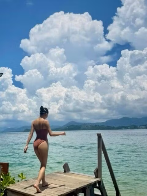 Hwasa (MAMAMOO) diện trên mình bộ bikini liền thân khi dạo chơi trên bãi biển. bikini-7.jpg