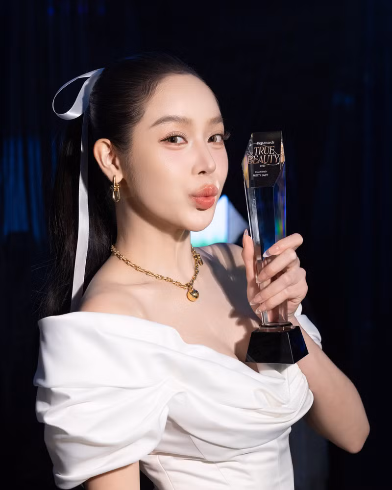 Đặc biệt, người đẹp thêm phần lộng lẫy khi diện trên mình bộ trang sức cao cấp trị giá hơn 600 triệu đồng. hai-4955.jpg