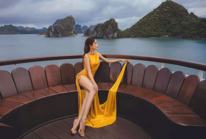 Trong vai trò nàng thơ của dự án, Lê Hoàng Phương khoác lên mình những thiết kế tinh xảo, khắc họa hình ảnh người phụ nữ Việt Nam thanh lịch, thời thượng nhưng vẫn giữ trọn bản sắc văn hóa. img-0958.jpg