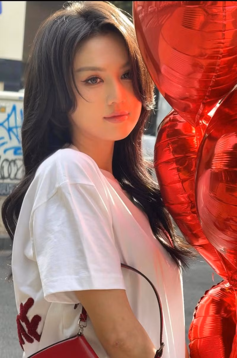 Mới đây, người đẹp gốc Trà Vinh đã chú ý khi "lột xác" với diện mạo hoàn toàn mới với mái tóc màu đen suôn dài, toát lên vẻ trẻ trung, thanh lịch. ngoc-trinh-3.jpg