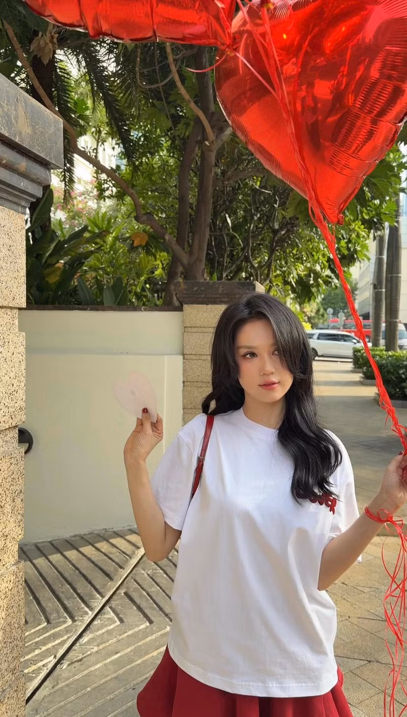 Đây cũng là cách giúp cô duy trì sức nóng và thương hiệu cá nhân giữa hàng loạt chân dài. ngoc-trinh-9.jpg