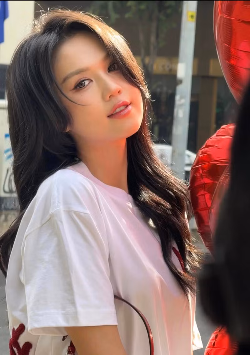 Tạo hình này giúp Ngọc Trinh tôn lên những đường nét thanh thoát của gương mặt. ngoc-trinh-4.jpg