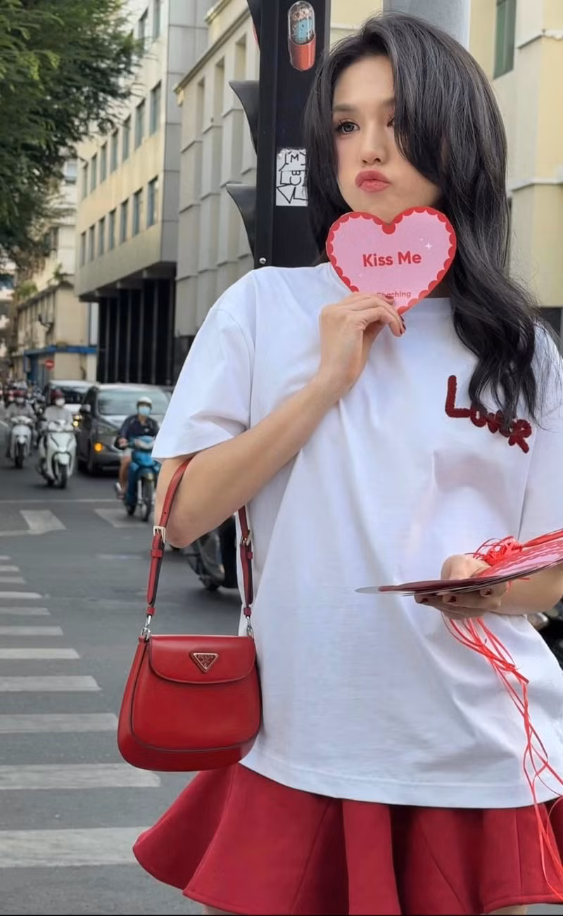 Thời gian gần đây, cô nàng không còn theo đuổi hình tượng gợi cảm, khoe da thịt mà đã tiết chế hơn, quyến rũ nhưng không phản cảm. ngoc-trinh-2.jpg