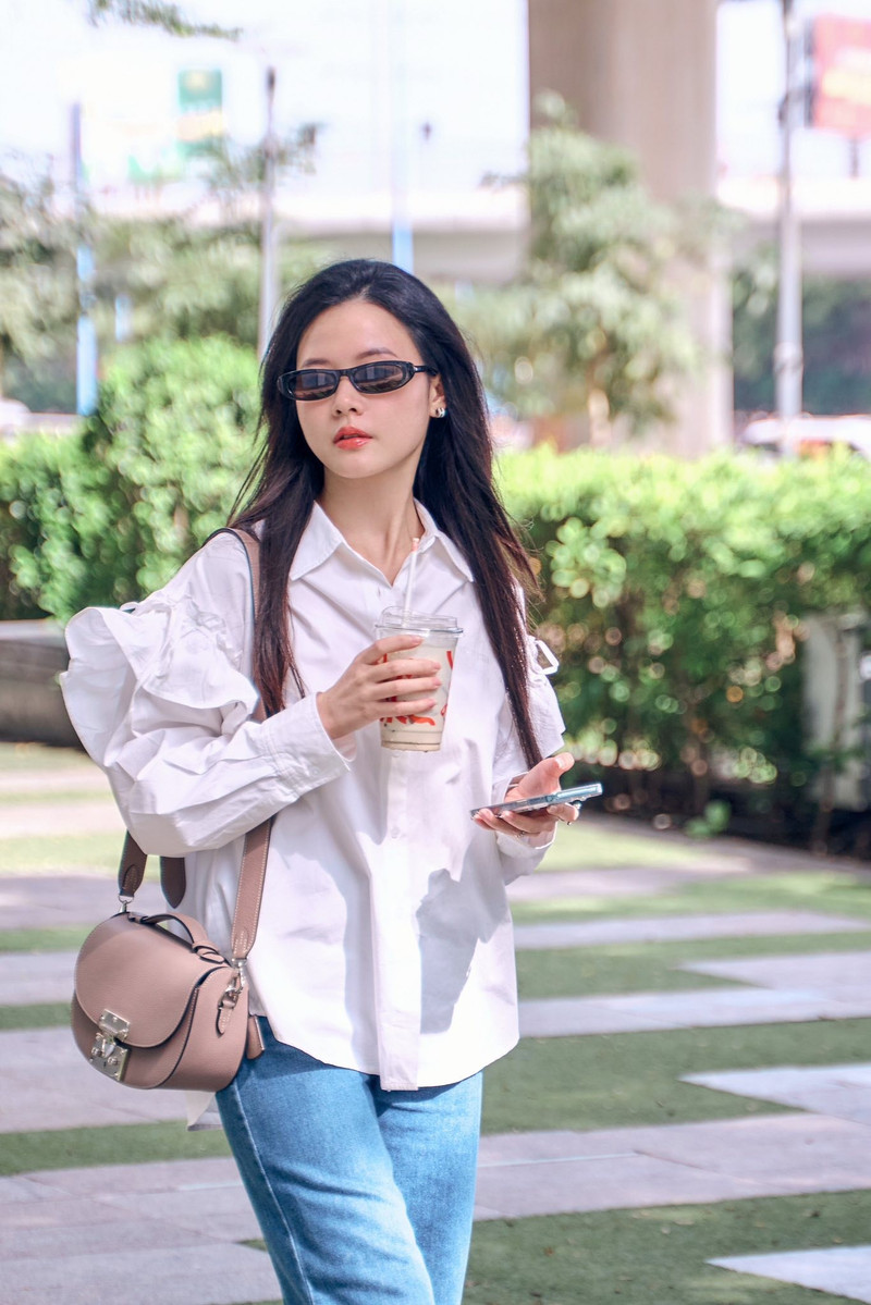 Nổi tiếng với hình ảnh trong sáng, nhẹ nhàng và phong cách thời trang tinh tế, Midu mới đây tiếp tục khiến cộng đồng mạng trầm trồ khi đăng tải loạt ảnh xuống phố với outfit đơn giản nhưng cuốn hút. midu-3.jpg