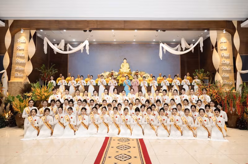 Sự hiện diện của hai người đẹp tại Đại lễ Vu lan không chỉ góp phần tôn vinh truyền thống hiếu đạo mà còn khơi dậy trong lòng công chúng, đặc biệt là thế hệ trẻ về ý thức trân trọng, yêu thương đấng sinh thành khi còn có thể. efcf6651-dd9d-4d2b-adc2-779e74060127.jpg