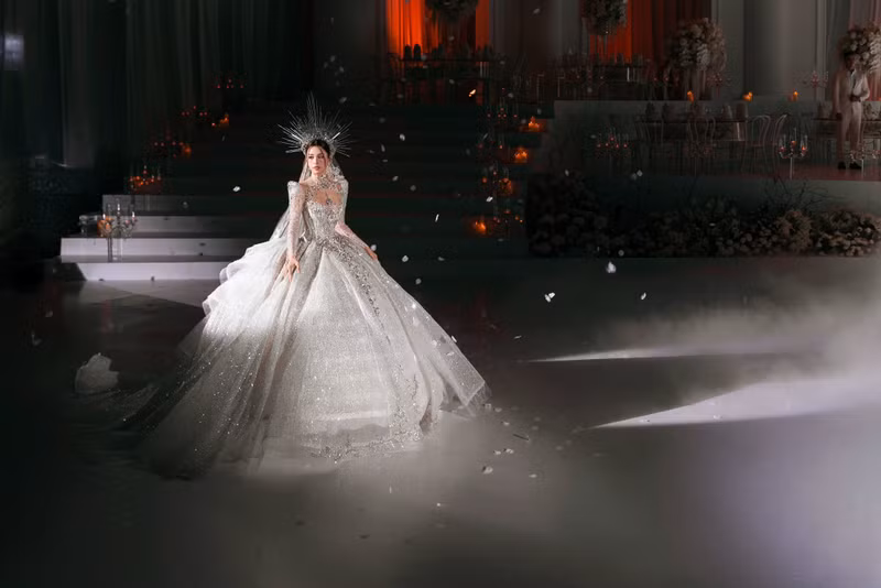 Dù chỉ xuất hiện vài phút trên sàn diễn, nhưng ít ai biết rằng phía sau là hơn ba tiếng chuẩn bị kỹ lưỡng. tieu-vy-3.jpg