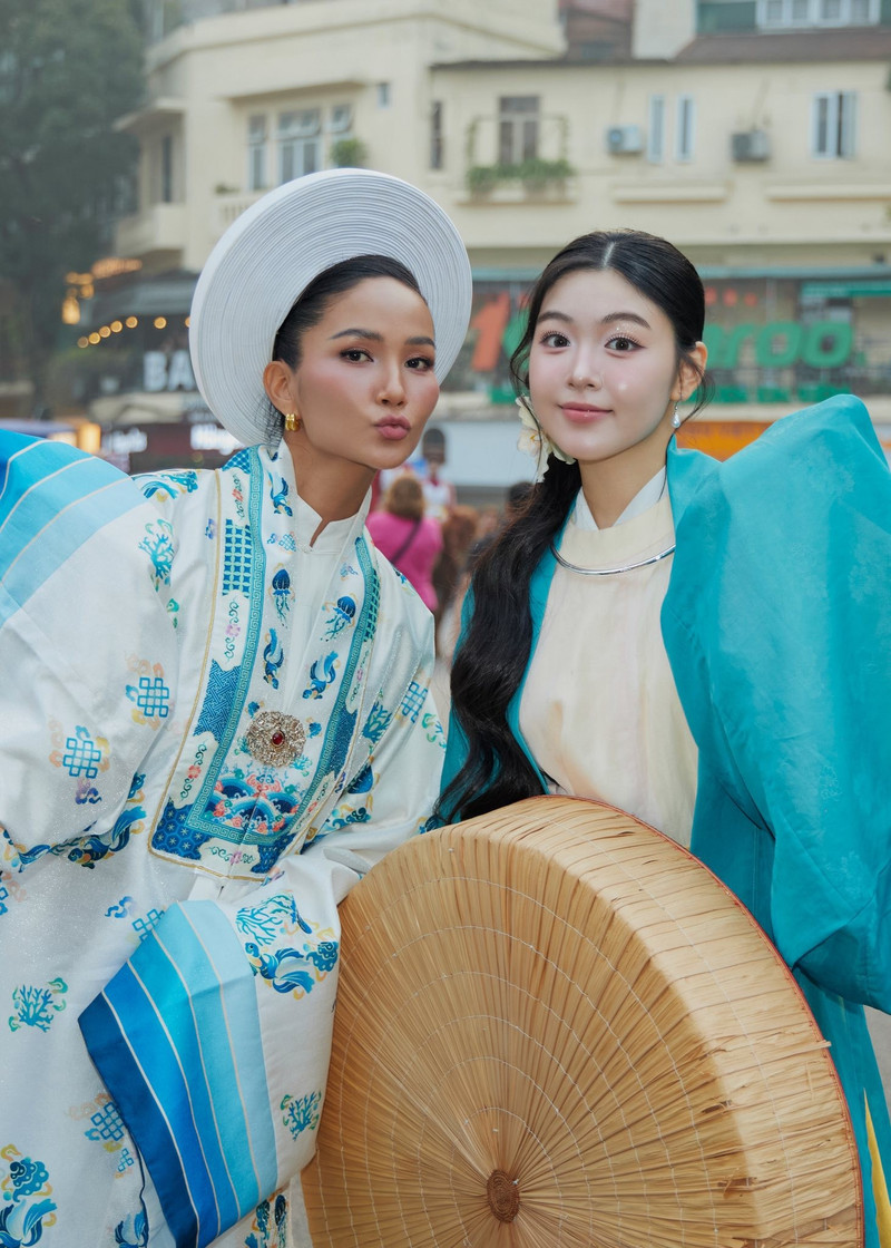 Điều đặc biệt hơn, khi cùng nhau sải bước và chụp chung trong những khung hình, ái nữ nhà Quyền Linh và H'Hen Niê đã tạo nên những khoảnh khắc đẹp mắt. hhen-nie-4.jpg