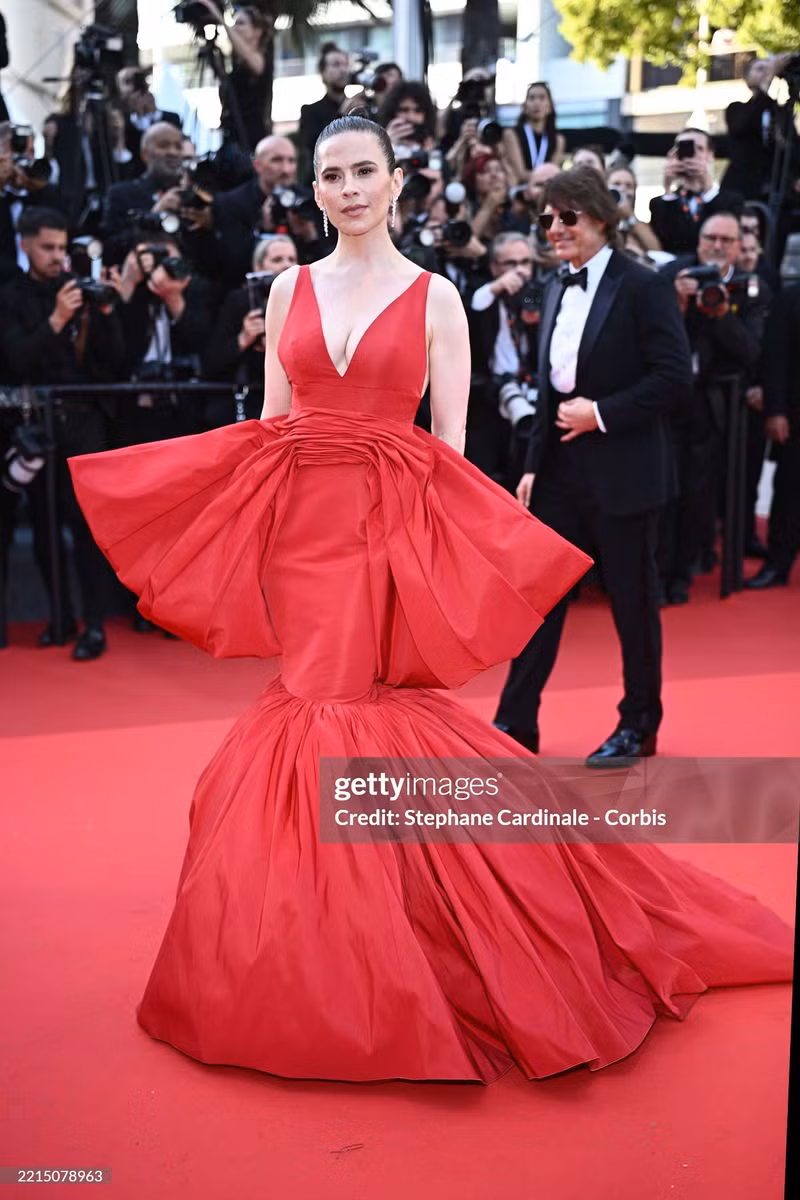 Mỹ nhân Mission Impossible Hayley Atwell được miêu tả giống như một chiếc nơ nổi bật trên thảm đỏ LHP Cannes lần thứ 78 ngày 2. cannes-7.jpg