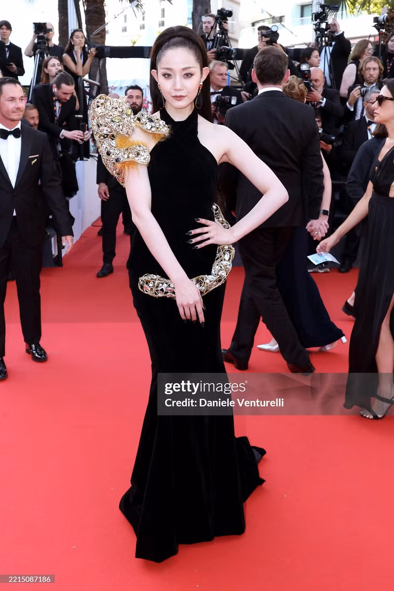 Trong lần xuất hiện thứ 2 tại LHP Cannes 2025, nữ nhạc sĩ/diễn viên trẻ Vạn Thiên Huệ đã có màn biến hóa trang phục ấn tượng. cannes-6.jpg