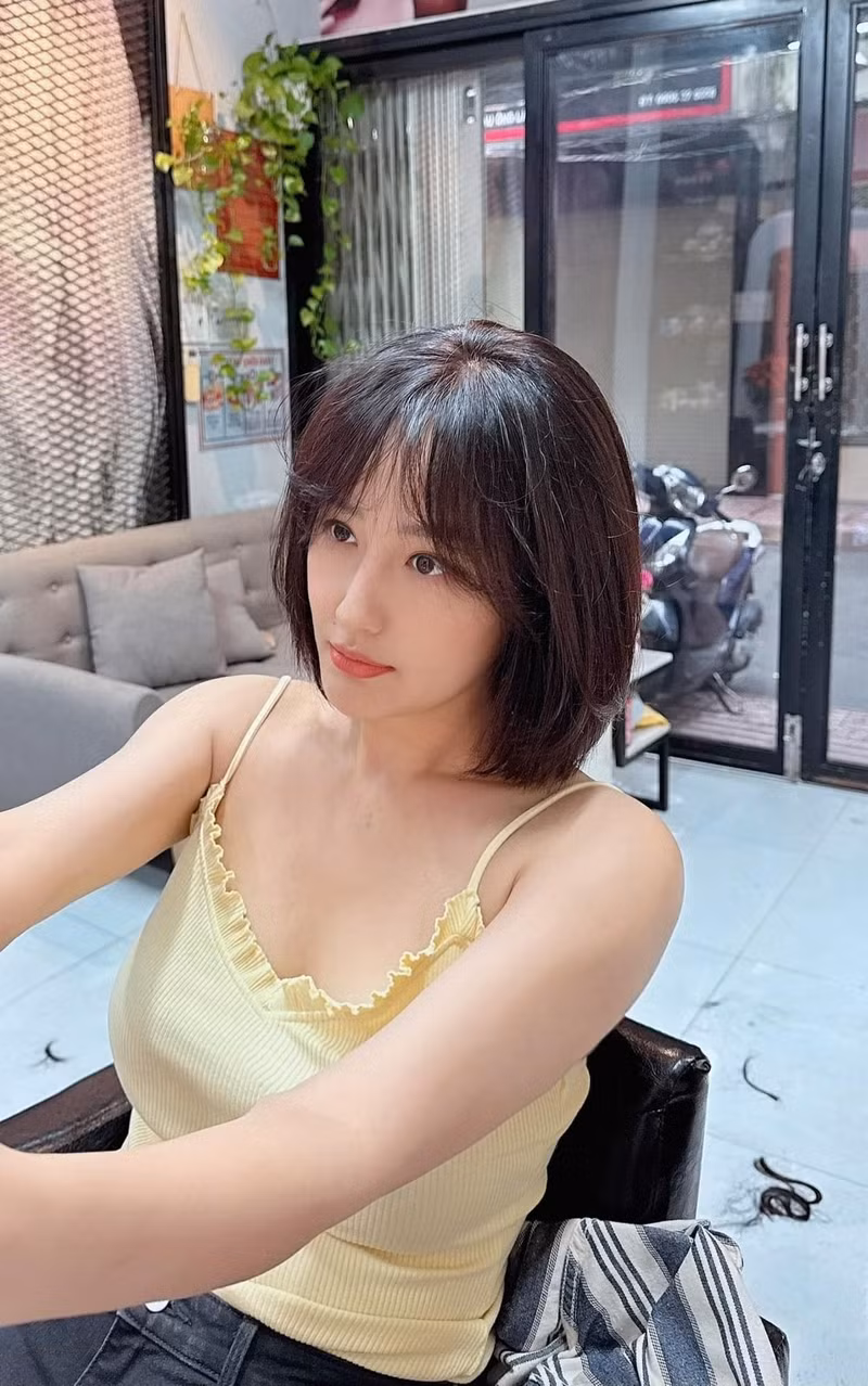 Mới đây, Hoa hậu Mai Phương Thúy bất ngờ quyết định cắt phăng mái tóc dài đã gắn bó với mình nhiều năm. mai-phuong-thuy-1-6675.jpg