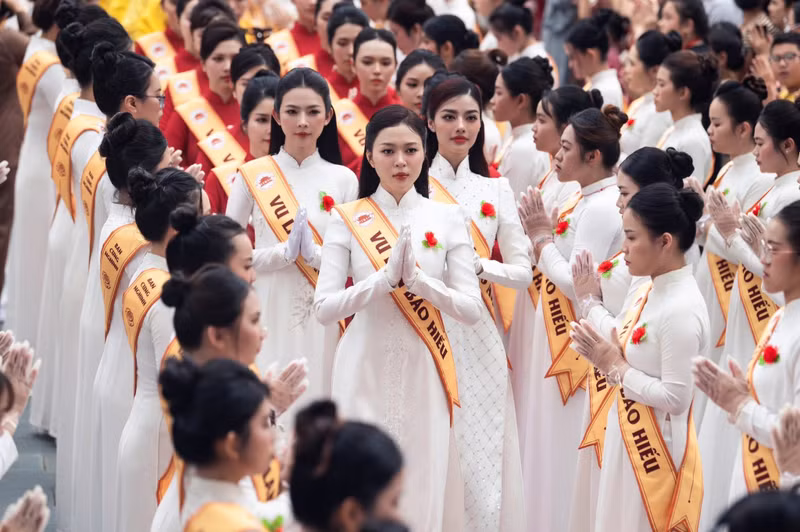 Hoa hậu Kiều Duy mới đây cùng Á hậu Kiều Loan tham dự Đại lễ Vu lan, một trong những sự kiện ý nghĩa nhất trong năm, nhằm tri ân và tưởng nhớ công ơn sinh thành, dưỡng dục của cha mẹ. a2fab8af-1950-487f-b7d3-d5c290c9a2de.jpg