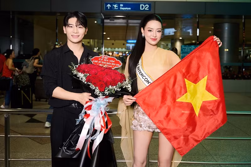 Đặc biệt, còn có sự góp mặt của một trong những dàn cast Đảo Thiên Đường - Cheon Minuk, anh chàng đã có mặt từ sớm để gửi gắm những lời động viên và ủng hộ tinh thần đến Khánh Linh. tin-6143.jpg