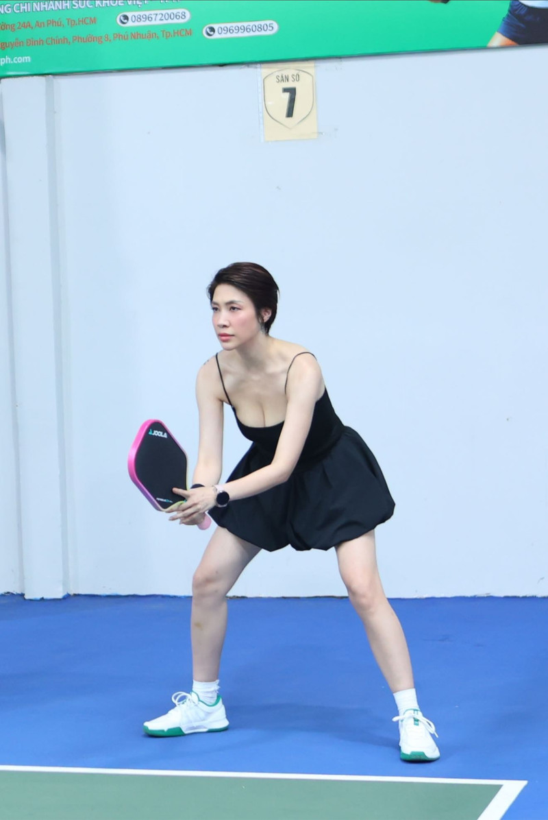 Mới đây, ca sĩ Pha Lê – người tình tin đồn một thời của cầu thủ nổi tiếng Công Vinh đã thu hút sự chú ý của nhiều người đăng tải loạt hình ảnh tham gia một giải đấu Pickleball. pha-le-4.jpg
