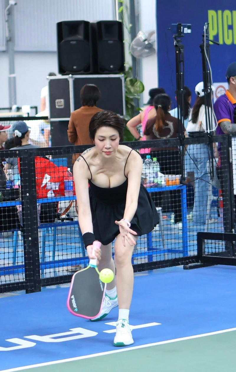 Một bộ phận khán giả bày tỏ sự quan tâm, khen ngợi tinh thần thể thao và năng lượng tích cực của cô. pha-le-3.jpg