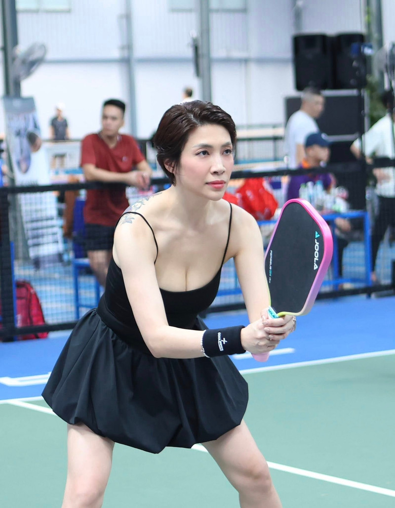 Ngay sau khi chia sẻ, hình ảnh của nữ ca sĩ nhanh chóng trở thành tâm điểm bàn luận. pha-le-1.jpg