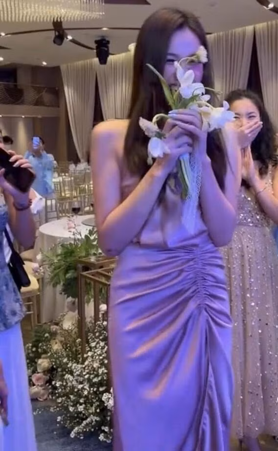 Điều này càng cho thấy sự trưởng thành trong cách xây dựng hình ảnh cá nhân của nàng hậu sau nhiều năm hoạt động trong làng giải trí. do-thi-ha-7-9492.jpg