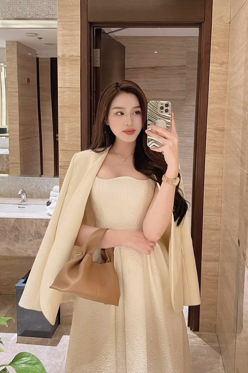 Bên cạnh kiểu dáng, bảng màu trang phục cũng là điểm cộng lớn trong phong cách dự tiệc của nàng hậu. do-thi-ha-8.jpg