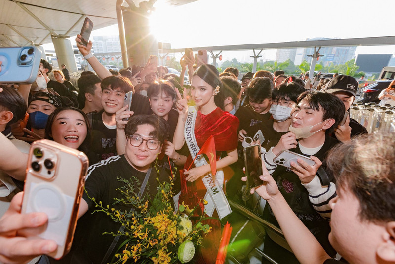 Trong tiếng reo hò, nữ hoàng sắc đẹp Việt không giấu được niềm xúc động, liên tục vẫy tay cảm ơn người hâm mộ đã đồng hành cùng mình. huong-giang-7.jpg