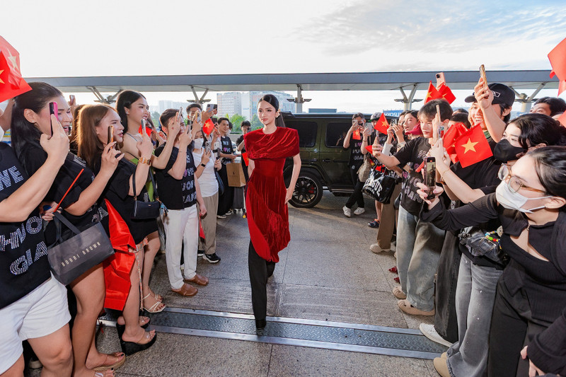 Diện áo dài nhung đỏ nổi bật, mái tóc búi gọn cùng phong thái tự tin, Hương Giang thu hút mọi ánh nhìn ngay từ khi bước xuống xe. huong-giang-12-2521.jpg