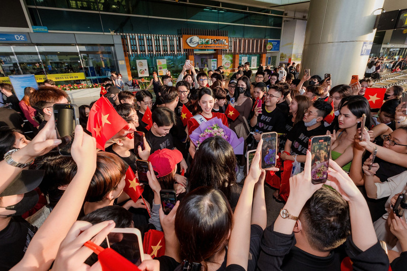 Từ rèn luyện hình thể, kỹ năng trình diễn, giao tiếp bằng tiếng Anh đến việc chọn lựa trang phục dân tộc – tất cả đều được cô đầu tư tỉ mỉ. huong-giang-13.jpg