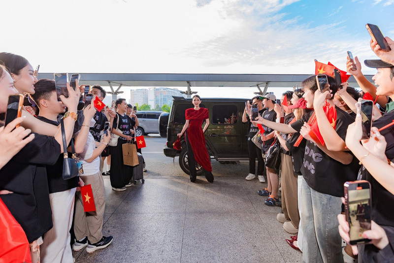 Sáng ngày 31/10, không khí tại sân bay Tân Sơn Nhất trở nên nhộn nhịp hơn bao giờ hết khi Hoa hậu Hương Giang xuất hiện trong vòng vây của người hâm mộ để lên đường tham dự Miss Universe 2025. huong-giang-3.jpg