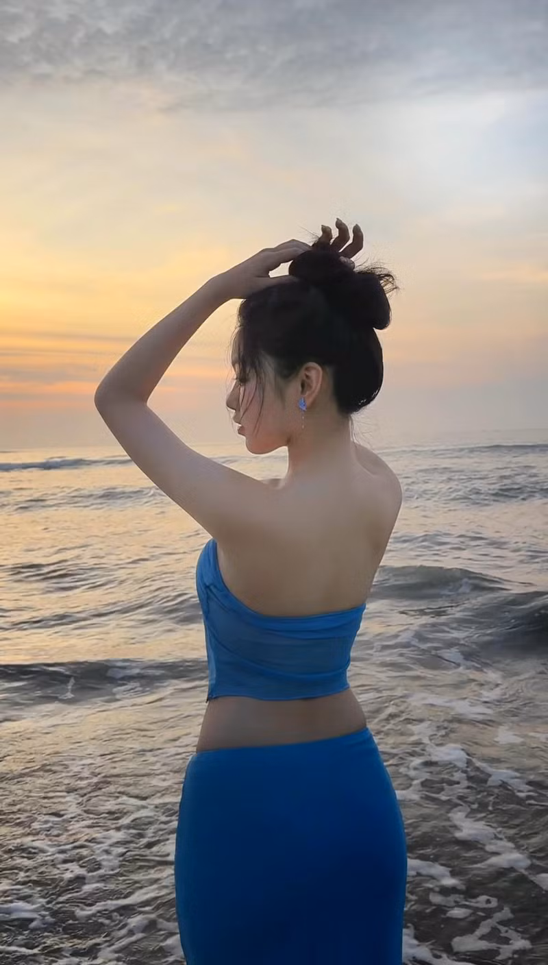 Đặc biệt, trong những bức ảnh chụp góc nghiêng hay từ phía sau, Lọ Lem còn khoe khéo phần eo thon nhỏ cùng vòng 1 và vòng 3 đầy đặn. lo-lem-3.jpg