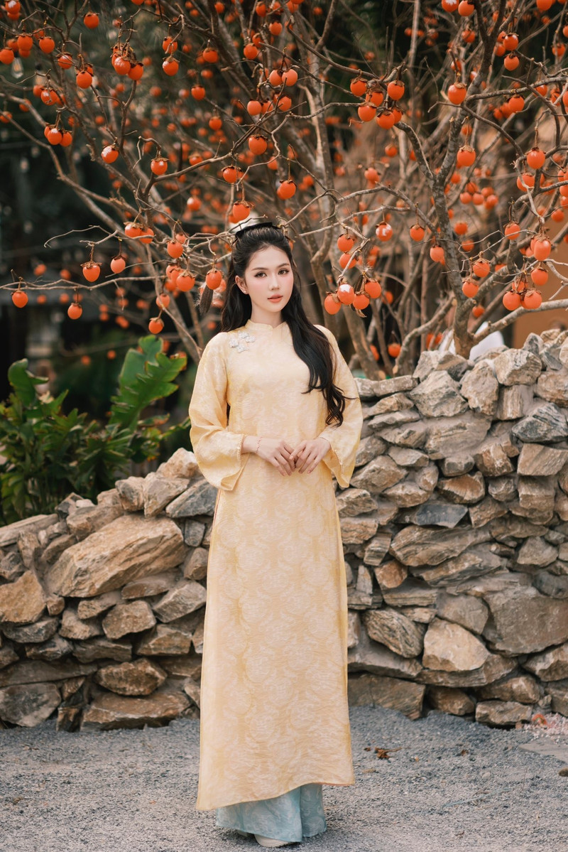 Trong khi đó, Ngọc Trinh tiếp tục chứng minh sức hút riêng khi diện áo dài theo phong cách trẻ trung, hiện đại nhưng không kém phần duyên dáng. ao-dai-4.jpg