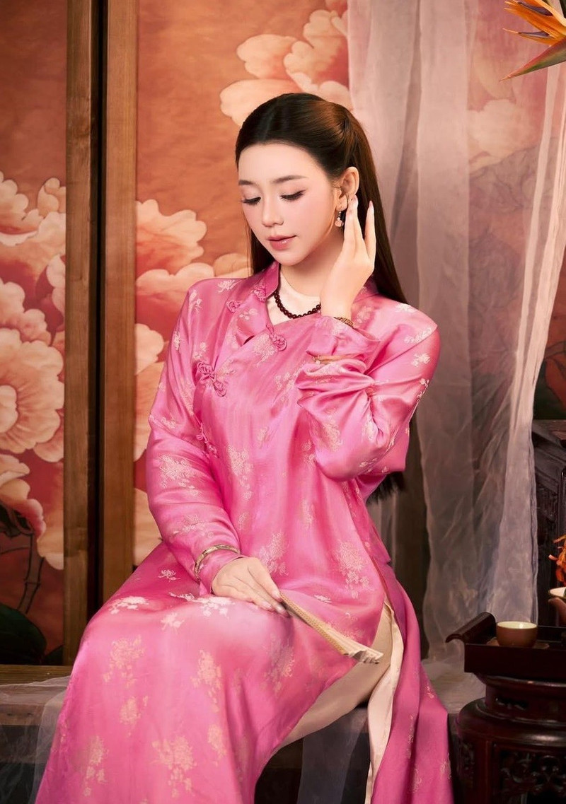 Màu hồng phấn được nữ diễn viên lựa chọn đã góp phần tôn làn da trắng sáng, mang lại cho cô vẻ ngọt ngào nhưng vẫn giữ sự sang trọng. ao-dai-5-8852.jpg
