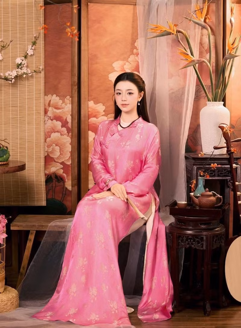 Trong khi đó, nữ diễn viên Quỳnh Kool gây chú ý với bộ ảnh áo dài hồng phấn, mang đến vẻ đẹp Á Đông tinh tế. ao-dai-6-271.jpg