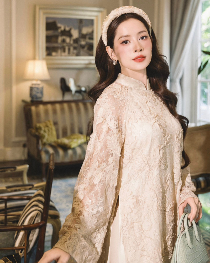 Xuất hiện trong loạt hình ảnh đón xuân, Chi Pu lựa chọn các thiết kế áo dài cách tân với gam màu tươi sáng, họa tiết tinh tế cùng phom dáng gọn gàng, giúp tôn lên vóc dáng thanh mảnh. ao-dai-1.jpg