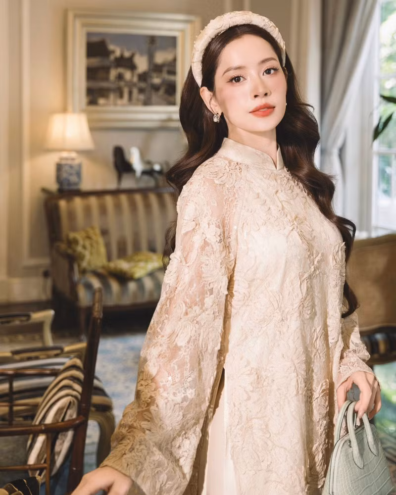 Xuất hiện trong loạt hình ảnh đón xuân, Chi Pu lựa chọn các thiết kế áo dài cách tân với gam màu tươi sáng, họa tiết tinh tế cùng phom dáng gọn gàng, giúp tôn lên vóc dáng thanh mảnh. ao-dai-1.jpg