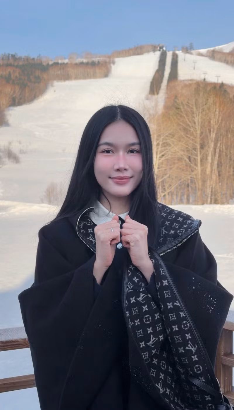 Từ hình ảnh “Á hậu học giỏi” gắn với thành tích IELTS 8.0 và khả năng giao tiếp tiếng Pháp lưu loát, cô cho thấy sự đa dạng trong hình tượng, sẵn sàng thử sức với những tạo hình mới nhưng vẫn giữ sự chừng mực cần thiết. phuong-anh-14.jpg