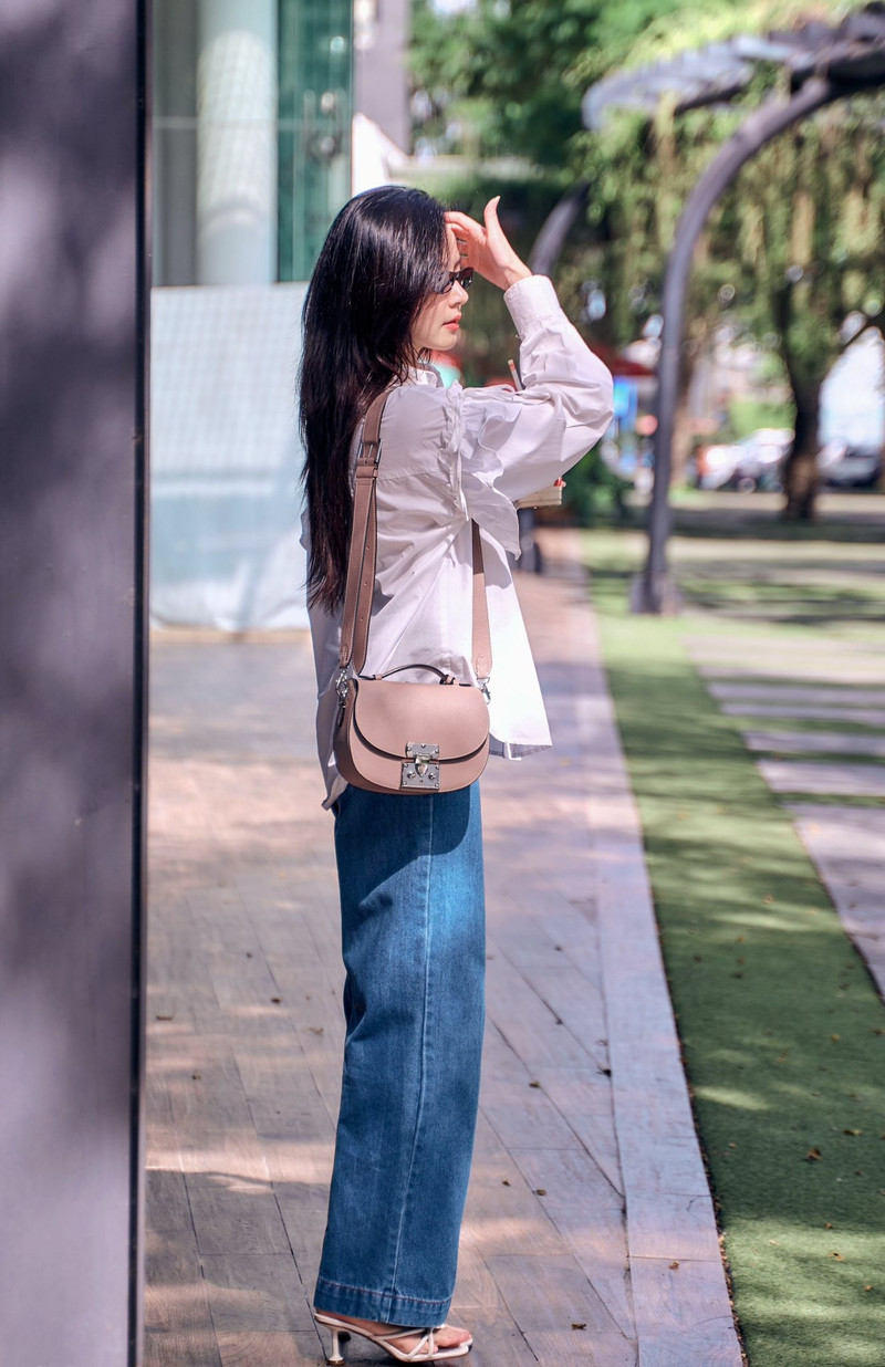 Những khoảnh khắc đời thường như lần xuống phố này càng khiến hình ảnh Midu thêm gần gũi và truyền cảm hứng cho nhiều cô gái trẻ theo đuổi phong cách tối giản mà vẫn thời thượng. midu-11.jpg