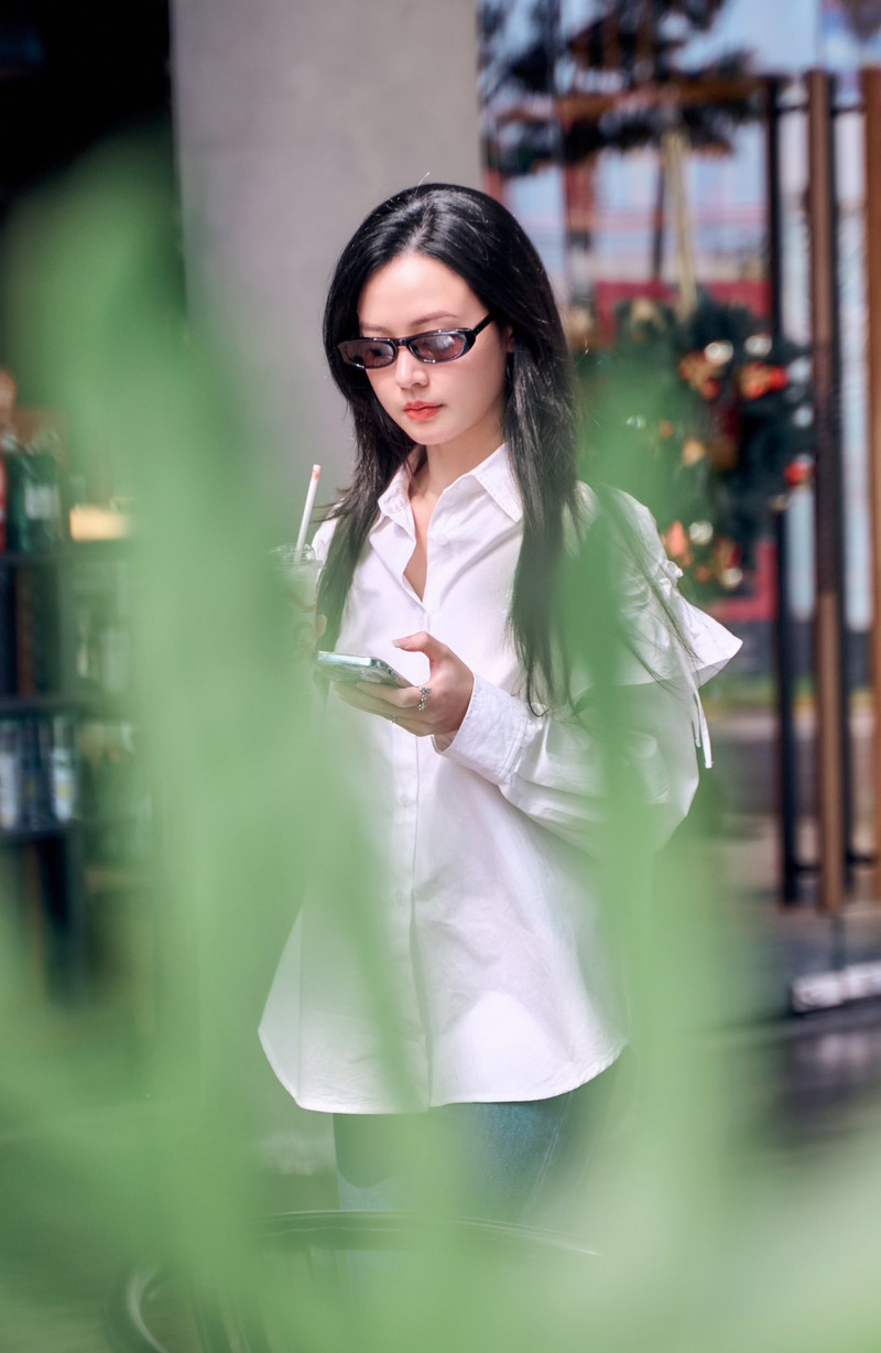 Điểm nhấn duy nhất đến từ chiếc túi xách hàng hiệu, giúp tổng thể trang phục thêm phần sang trọng mà không hề phô trương. midu-10.jpg