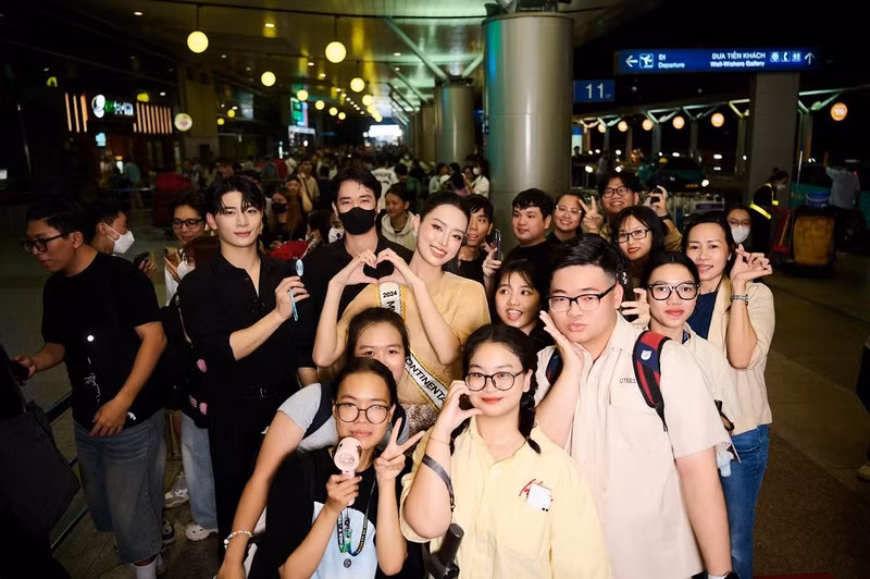 Nàng hậu thân thiện giao lưu, chụp ảnh kỷ niệm và thực hiện thử thách catwalk ngay tại sân bay, nhằm đáp lại tình cảm của mọi người. tin-6399.jpg