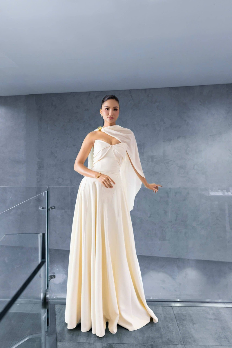 Nàng hậu lựa chọn lan tỏa một thông điệp nhẹ nhàng nhưng mạnh mẽ: Giá trị của người phụ nữ không nằm ở số đo hình thể, mà ở bản lĩnh và trái tim. hh-hhen-nie-5.jpg