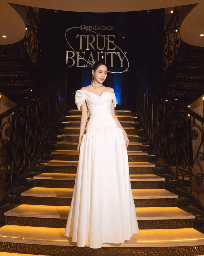 Miss International 2024 vinh dự nhận cúp từ NTK Đỗ Long và diễn viên Steven Nguyễn. thanh-thuy-6.jpg