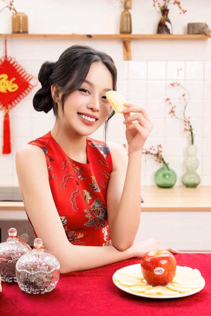 Trong bộ ảnh mới , Thanh Thủy chọn bộ trang phục có gam màu tươi sáng, phù hợp không khí đón Xuân. hoa-hau-thanh-thuy-4.jpg