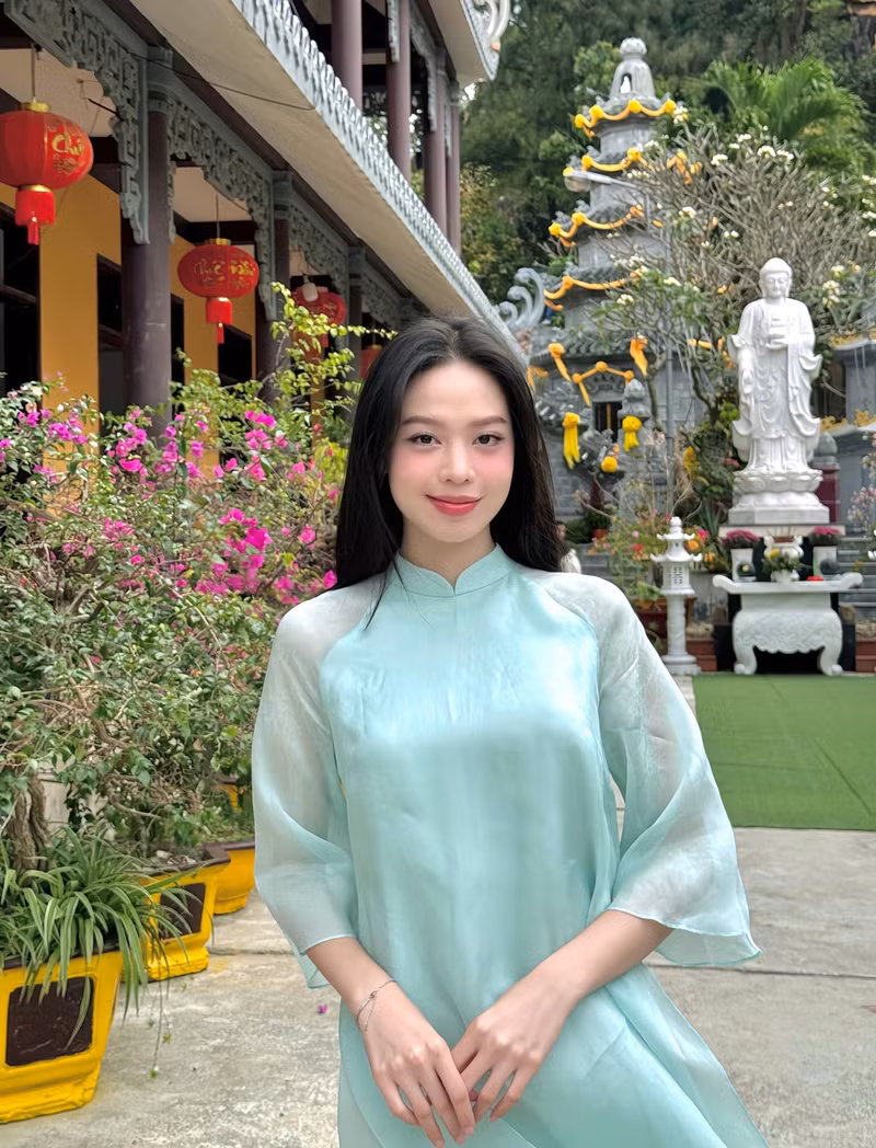 Trước đó, vào ngày Mùng 1 tết năm ngoái, Hoa hậu Việt Nam 2022 - Huỳnh Thị Thanh Thủy mặc áo đi lễ chùa. hoa-hau-thanh-thuy-11.jpg