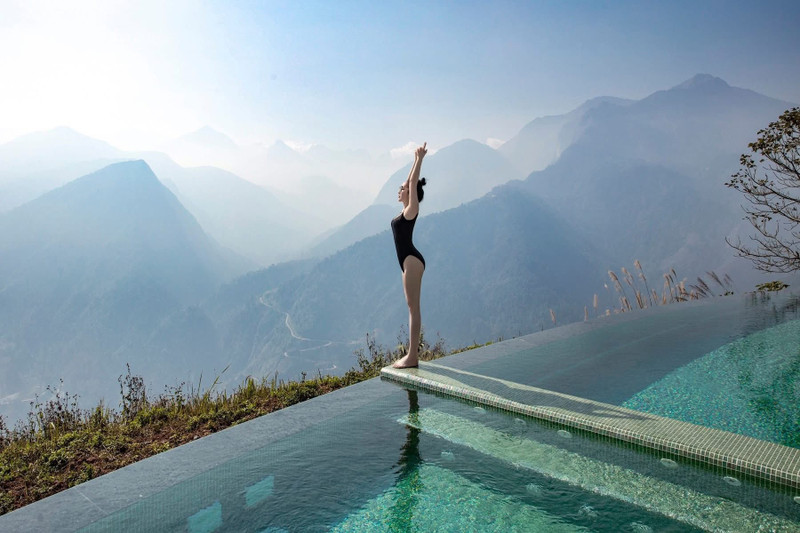 Vóc dáng gọn gàng, vòng eo nhỏ nhắn và thần thái tự tin khi tạo dáng khiến không ít người phải thốt lên rằng “thời gian dường như đã bỏ quên Giáng My”. giang-my-2.jpg